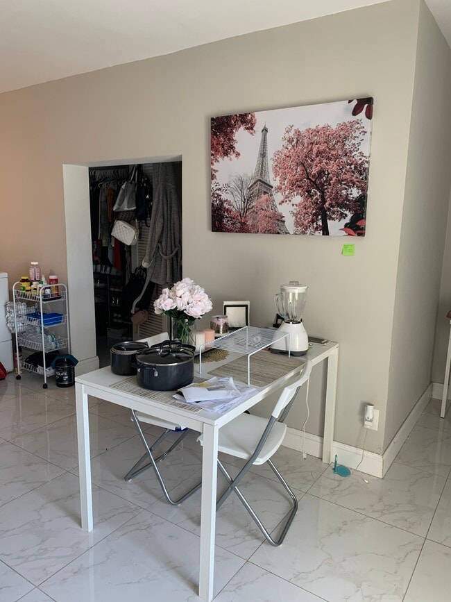 Photo - 727 N Highland Dr Unit Studio Rental
