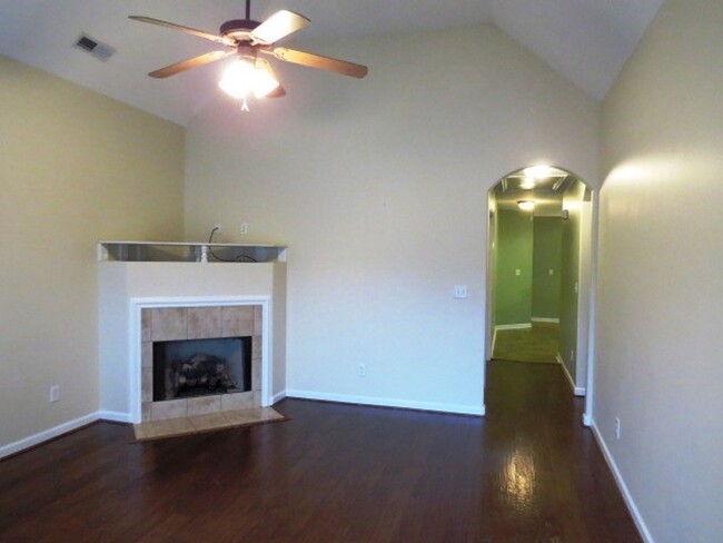 Neat and clean 2 bedroom town home home in... - Neat and clean 2 bedroom town home home in...