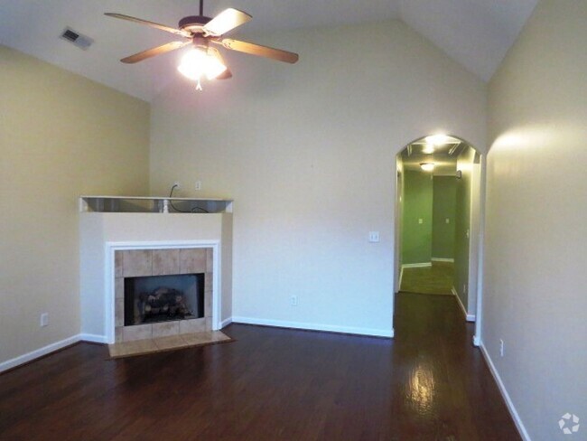 Building Photo - Neat and clean 2 bedroom town home home in...