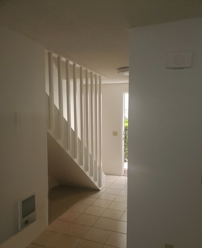 Building Photo - 3704 Promontory St Unit 1