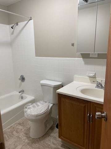 1 BD, 1 BA (750sqft) - Bathroom - Hampton House Apartments