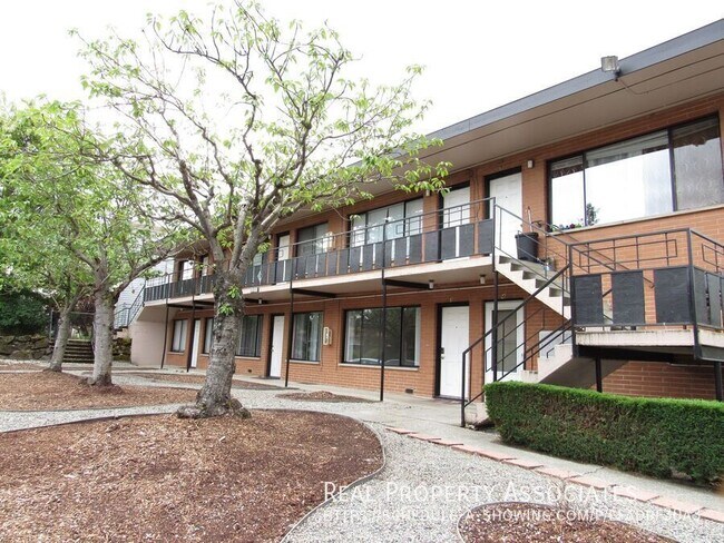 Building Photo - 12341 33rd Ave NE Unit 04