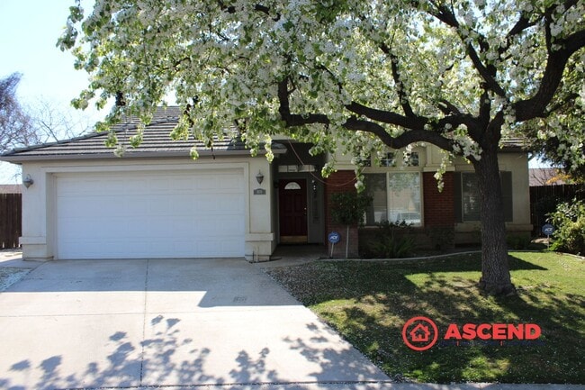 Building Photo - Beautiful 4 Bed / 2 Bath Home in Desirable Seven Oaks Community!