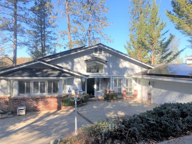 Building Photo - Lake Front Furnished Home, 3 bed, 4 bath i...