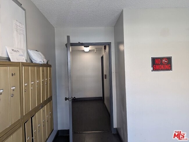Building Photo - 310 S Kenmore Ave Rental