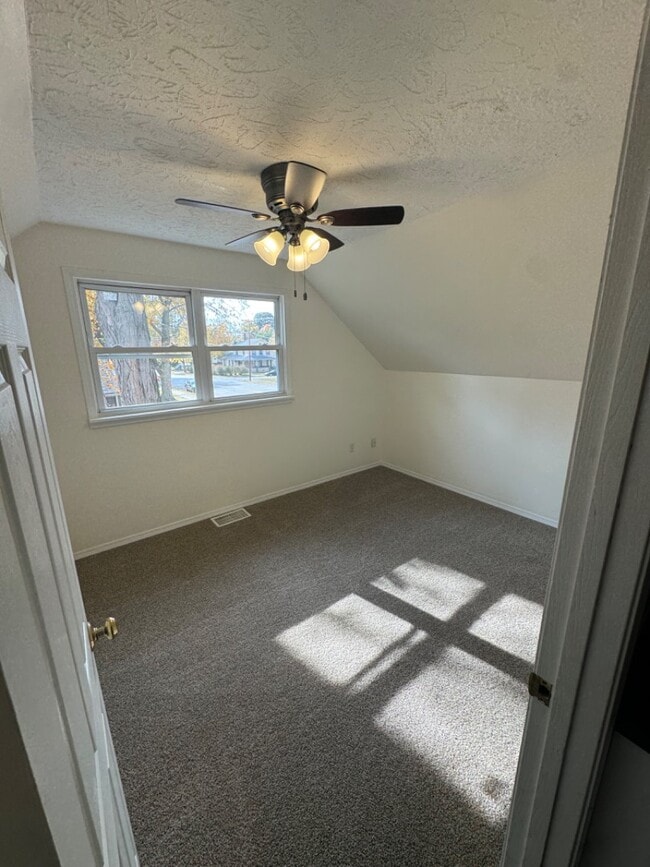 Photo - 611 N Mclean St