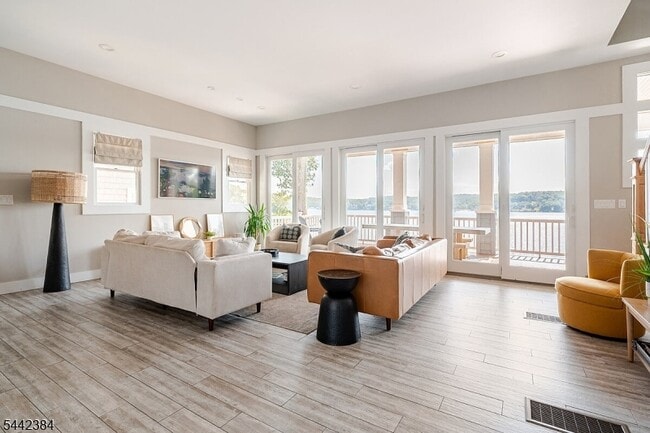 Photo - 307 Lakeside Blvd