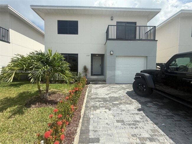 Building Photo - 1327 NW 2nd Ln