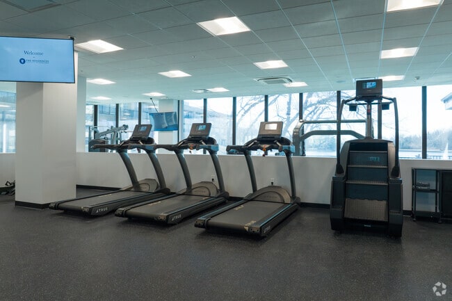 Gimnasio con vista al lago - The Residences at Tesson Ridge