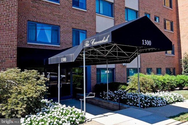 Building Photo - 1300 S Arlington Ridge Rd Unit 204