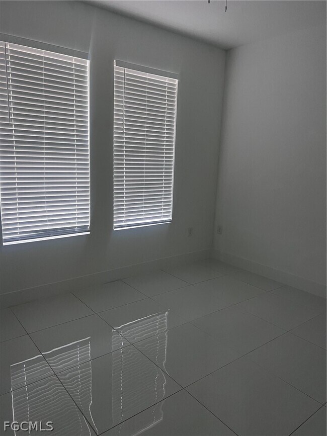 Photo - 970 Lakeside Dr