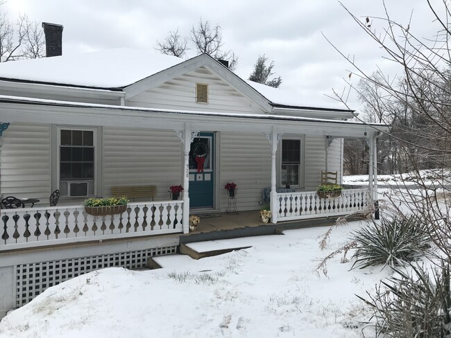 Photo - 928 Rockway St