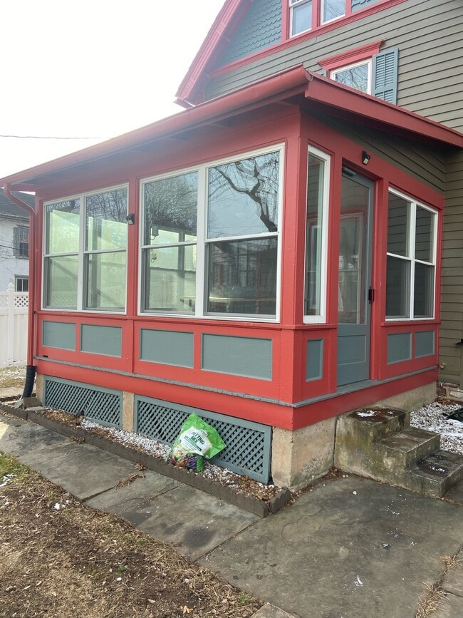 Photo - 305 N Front St