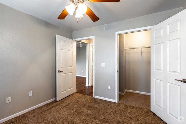 2BR, 2BA - 987SF