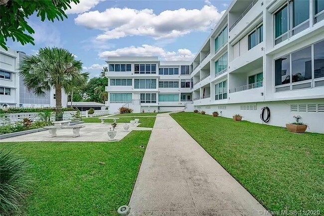 Photo - 10240 Collins Ave Condominio Unidad 205