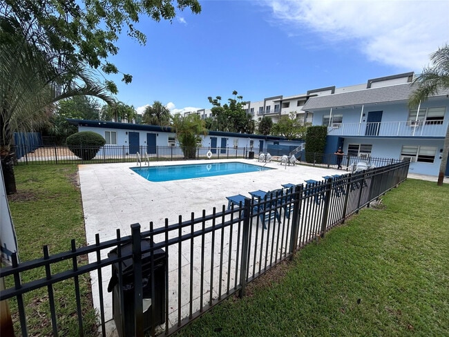 Building Photo - 1020 N Victoria Park Rd Unit 19