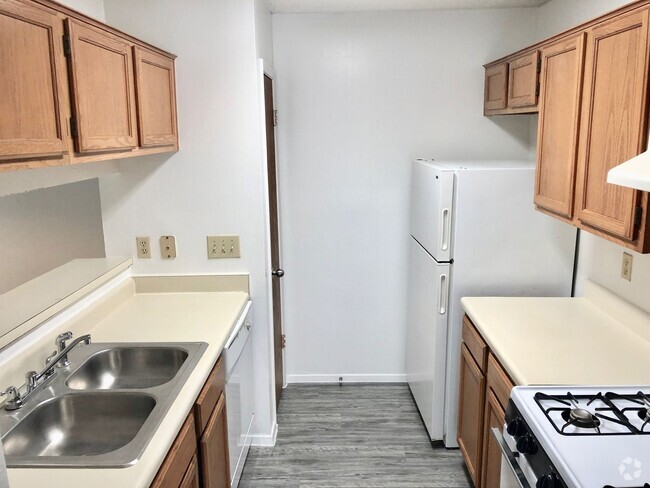 Building Photo - Comfortable & Clean Duplex Unit 709 Rental