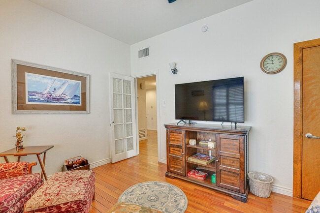 Photo - 107 W Windsor Ave Unit ID1385913P