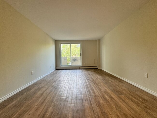 Building Photo - 455 Sandys St