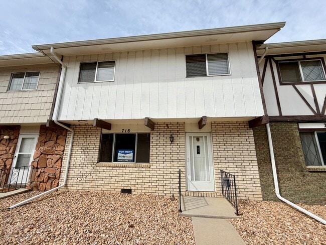 Building Photo - 718 27th Ave