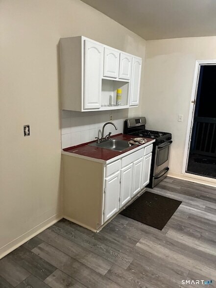 Building Photo - 800 Hallett St Unit 2nd left