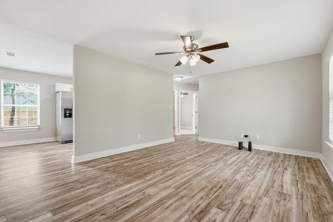 Photo - 254 Iris Ln
