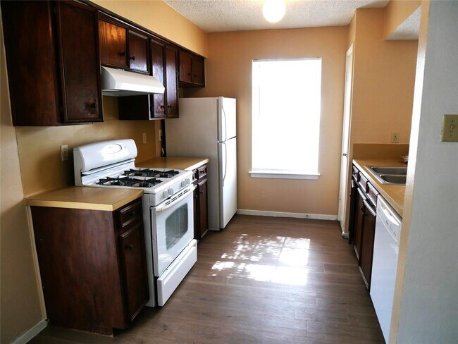 Photo - 2005 Old W Pl