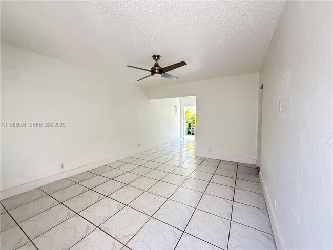 Photo - 1049 SW 3rd St Unidad 1
