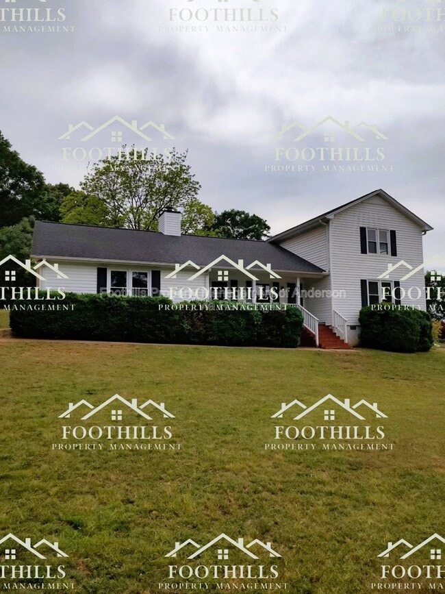 Building Photo - 213 Lake Forest Cir