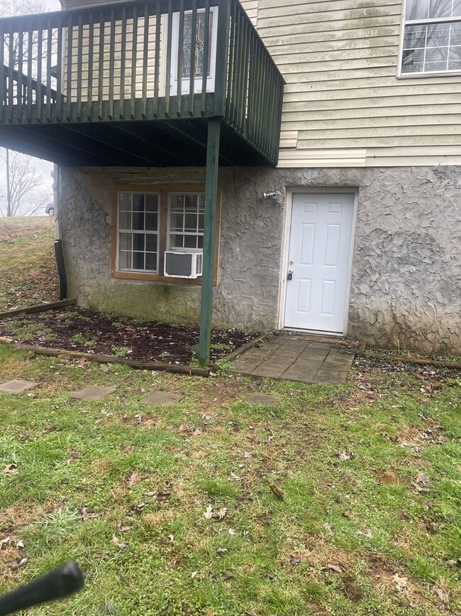 Building Photo - Oak Ridge 37830 - 2 bedroom, 1 bath apartment - Contact Lisa Vineyard and Shannon Russell (865) 2...