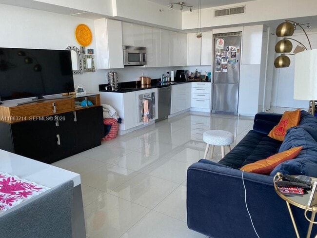 Photo - 92 SW 3rd St Unidad 2107