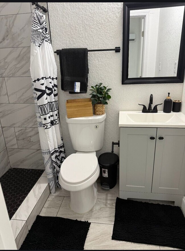 Photo - Efficiency in Lehigh ALL UTILITIES INCLUDED!!!