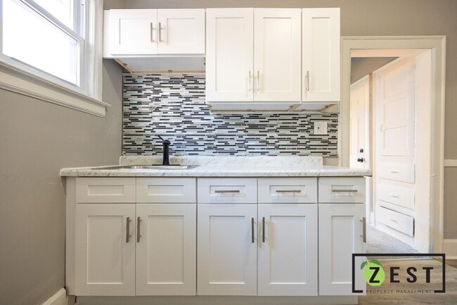Building Photo - 3775 Tyler St Unit Upper 2E