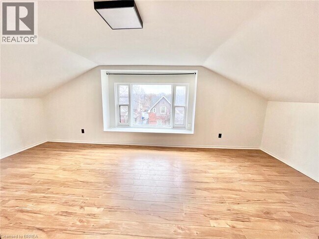 Photo - 220 Nelson St