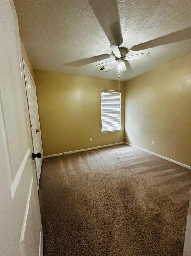 Building Photo - 6946 Paris St