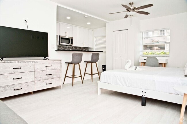 Building Photo - 4109 N Ocean Dr Unit 9 Rental