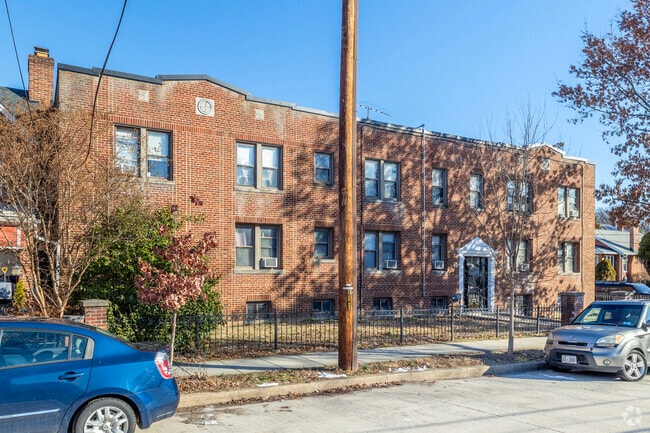 2020 Shepherd St NE