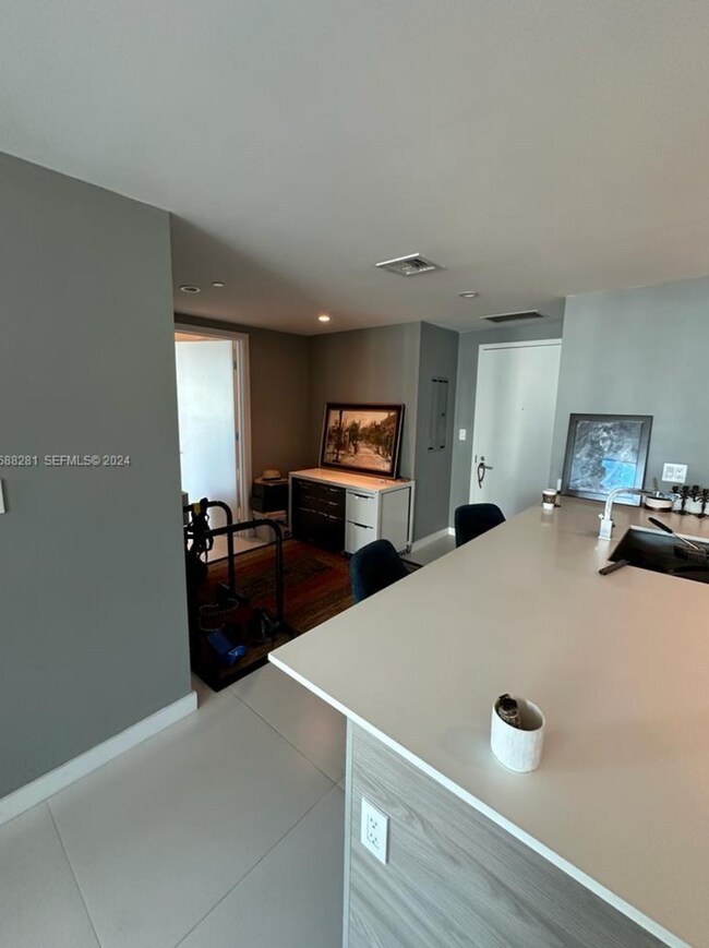 Photo - Enjoy this spacious 1-bedroom + DEN unit in an excellent location, Unit 1604