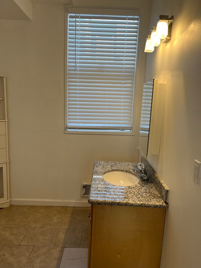 Master Bathroom - 2445 Telegraph Ave Unit Apt 204