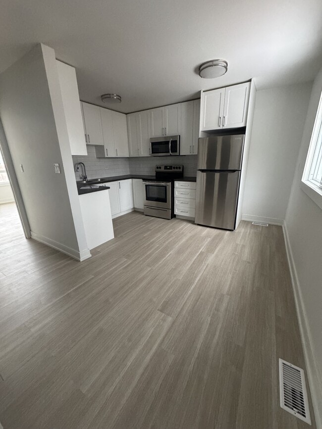 Building Photo - Renovated 3 Bedroom & 1.5 Bathroom Townhome! Unit 116