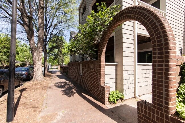 Building Photo - 212 W 10th St Rental