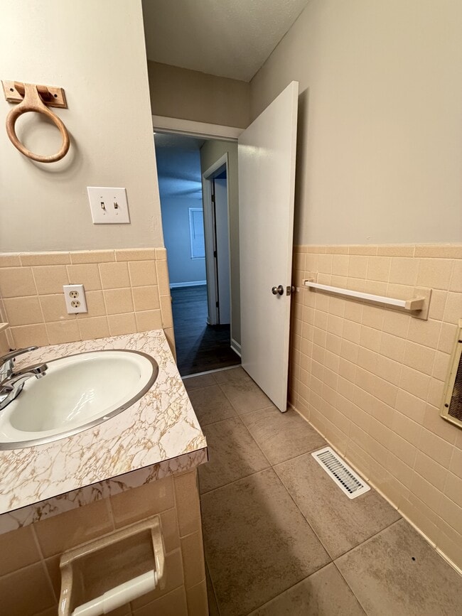 Photo - 91 Creswell Dr NE