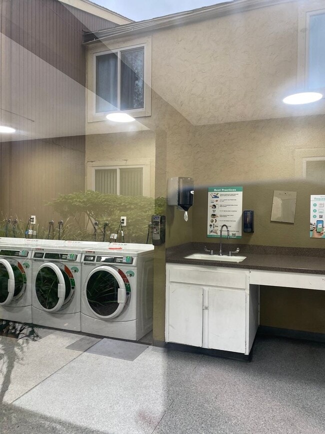 Building Photo - 2BD / 1BA Apartment with AC and parking in Mission Valley!