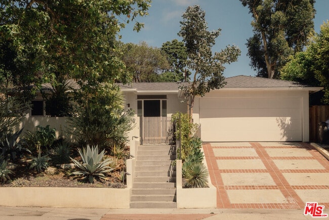 Building Photo - 914 Bienveneda Ave