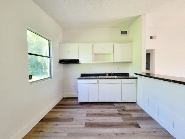 Photo - 906 N Veterans Dr