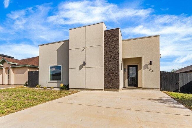 Building Photo - 905 Rotonda Ln Rental