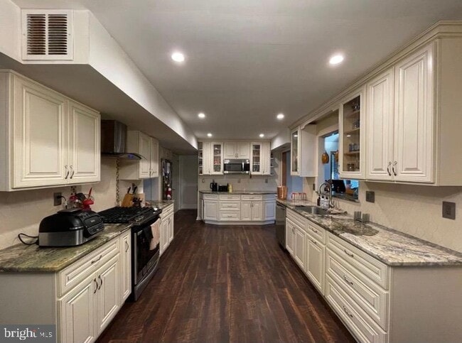 Photo - 2019 Chatham Dr