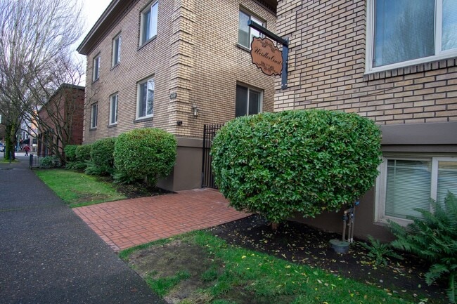 Close-in NE Daylight Basement Studio Ready... - Close-in NE Daylight Basement Studio Ready... Apartment Unit 10