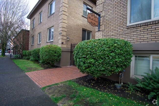 Building Photo - Close-in NE Daylight Basement Studio Ready... Unit 10 Rental