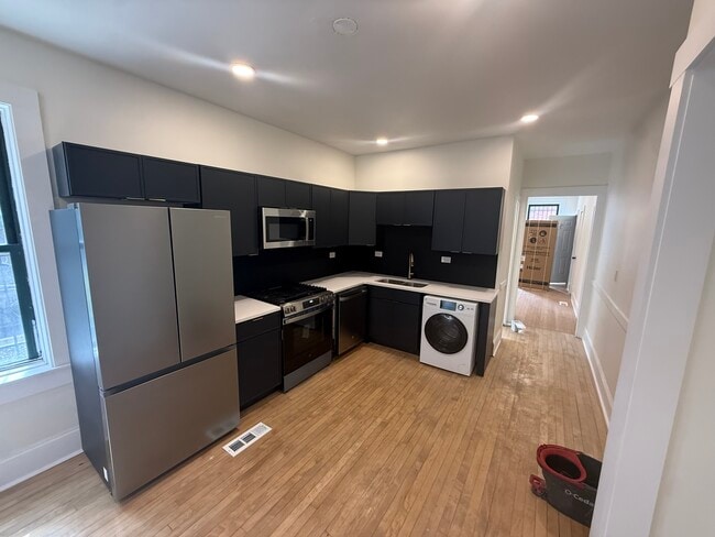 2301 N Leavitt St Unit 1F